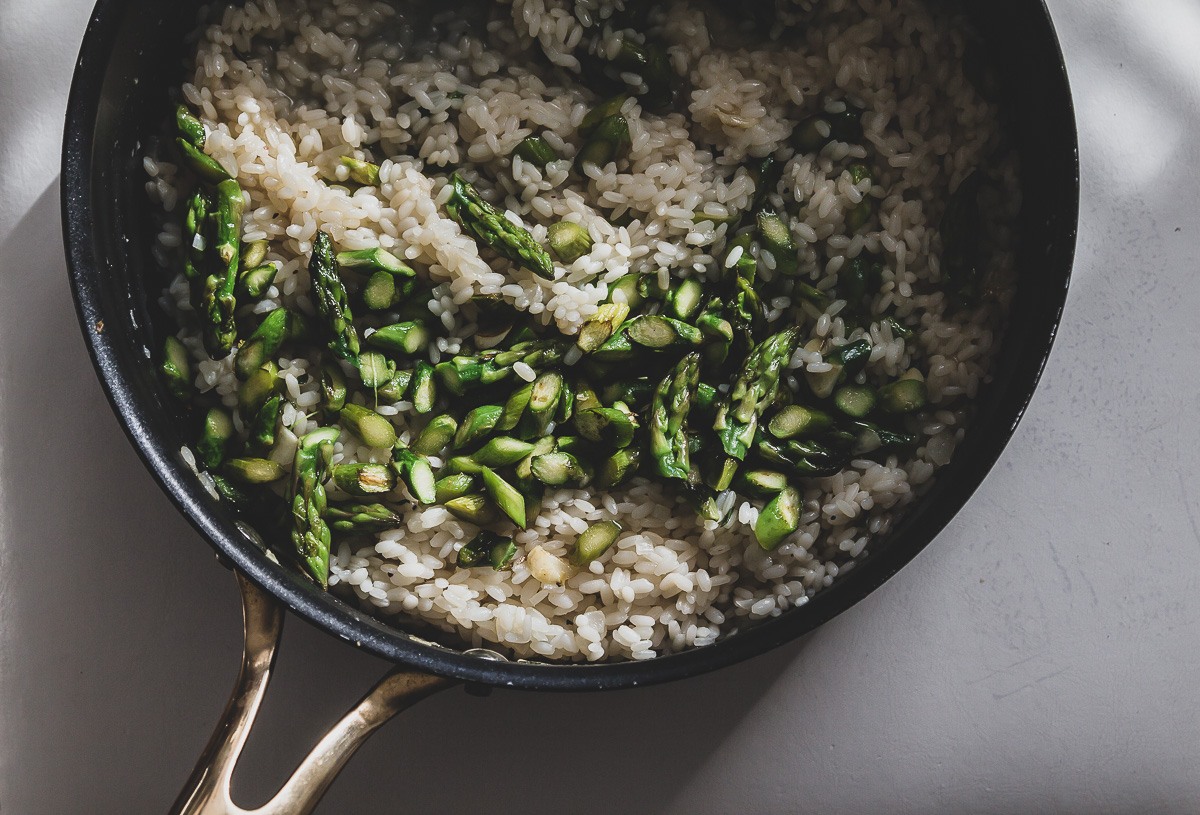 asparagus risotto in a pan | sultryvegan.com