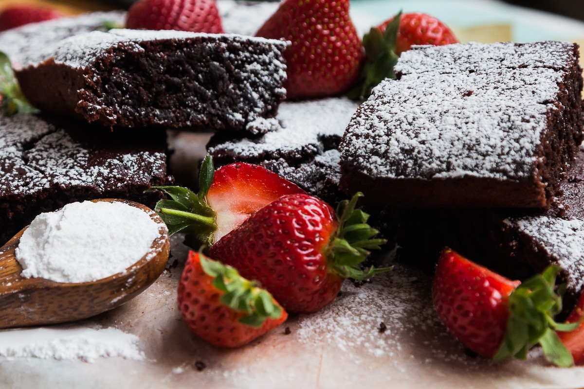 beetroot brownies with strawberries and powdered sugar | sultryvegan.com